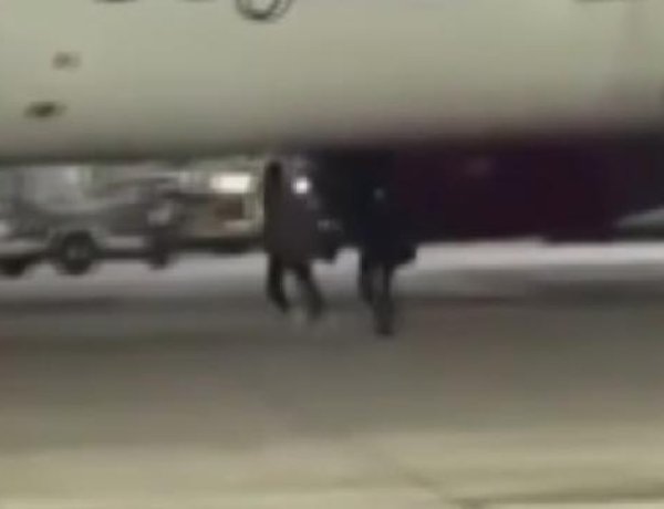 Almanya'da uçağı kaçıran yolcular piste koştu