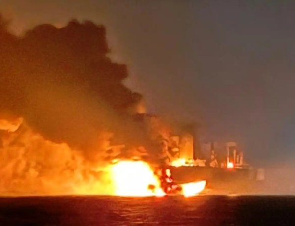 Karadeniz'de 2 gemide yangın