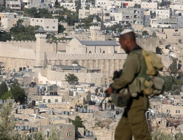 İşgalci İsrail tarihi İbrahim El-Halil Camii üzerindeki kontrolünü genişletiyor