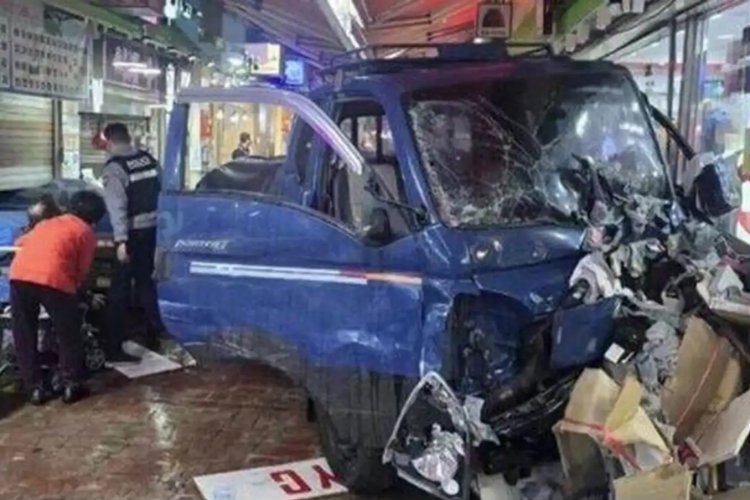 Güney Kore'de minibüs yayaların arasına daldı: 2 ölü, 18 yaralı