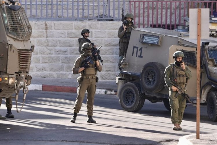 İşgalci İsrail ordusu Batı Şeria'da 15 Filistinliyi gözaltına aldı