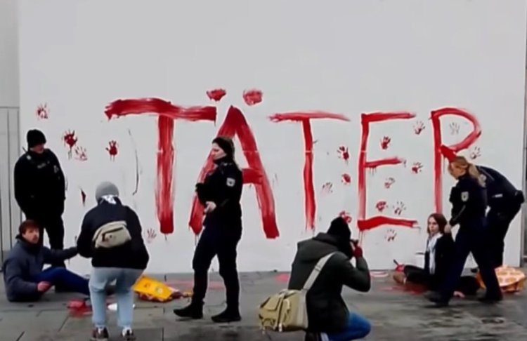 Almanya’nın soykırımcı İsrail’e silah desteği protesto edildi: Aktivistler Başbakanlık binasına “failler” yazdı