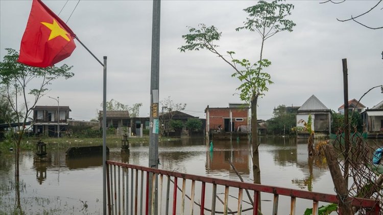 Vietnam'da şiddetli yağışların neden olduğu sellerde ölü sayısı 90'a yükseldi