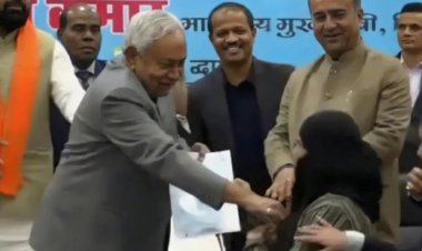 Hindistan'da skandal: Bihar Başbakanı Müslüman doktorun peçesini zorla açtı