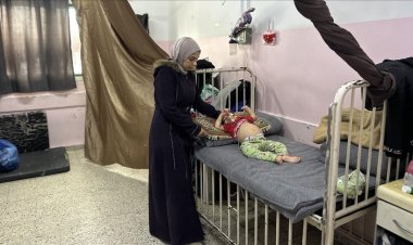 Gazze'de tedavi olamayan çocuklar, hastane köşelerinde ölümle pençeleşiyor