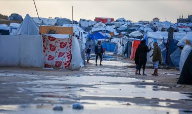 Gazze Şeridi’nde etkili olan şiddetli yağış ve fırtına, zaten ağır bir insani krizle boğuşan yerinden edilmiş Filistinlilerin yaşam koşullarını daha da ağırlaştırdı.Gazze’de olumsuz hava koşulları, yerinden edilenlerin dramını derinleştiriyor