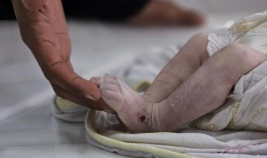 Katil İsrail'in yardım girişini kısıtladığı Gazze'de 2 aylık bebek soğuktan hayatını kaybetti