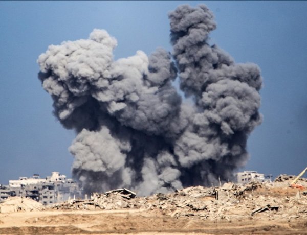İşgalci İsrail, Gazze'nin kuzey ve güney bölgelerini bombaladı, evleri havaya uçurdu