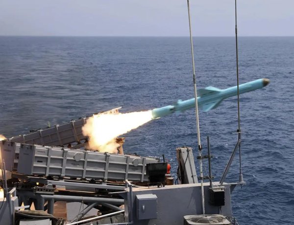 İran'dan balistik füze denemesi