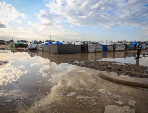 Gazze'de yüzlerce çadır yoğun yağış nedeniyle su altında kaldı