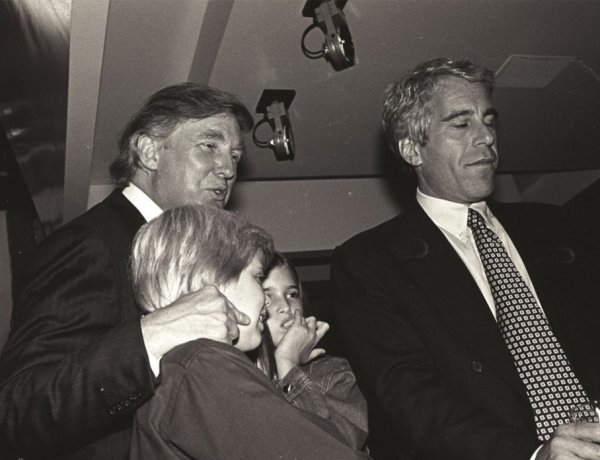 ABD'de, Epstein'in albümünden Başkan Trump'ın da yer aldığı 19 yeni fotoğraf paylaşıldı