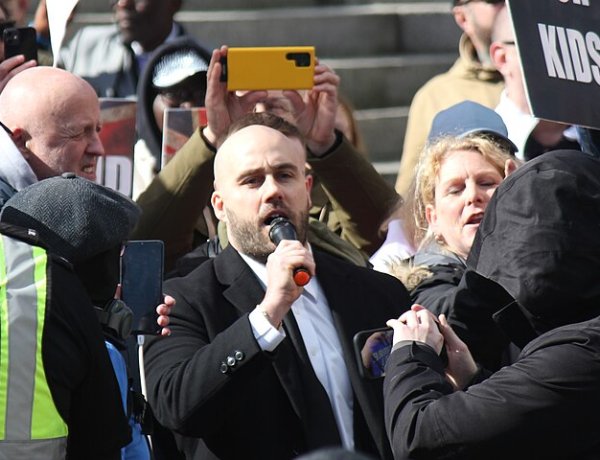 “Haçlı Seferi” Londra sokaklarında: Polis izledi, Müslümanlar hedef alındı