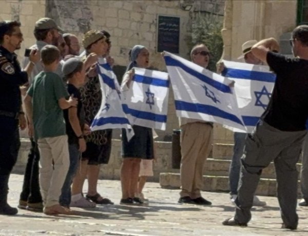 Filistin topraklarını gasbeden İsrailliler, Mescid-i Aksa'ya baskın düzenledi