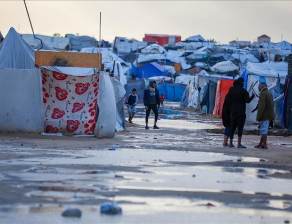 Gazze’de olumsuz hava koşulları, yerinden edilenlerin dramını derinleştiriyor