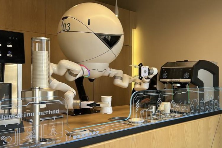 Amman'daki 'Robot Cafe' hizmetiyle ziyaretçilerine sıra dışı deneyim sunuyor