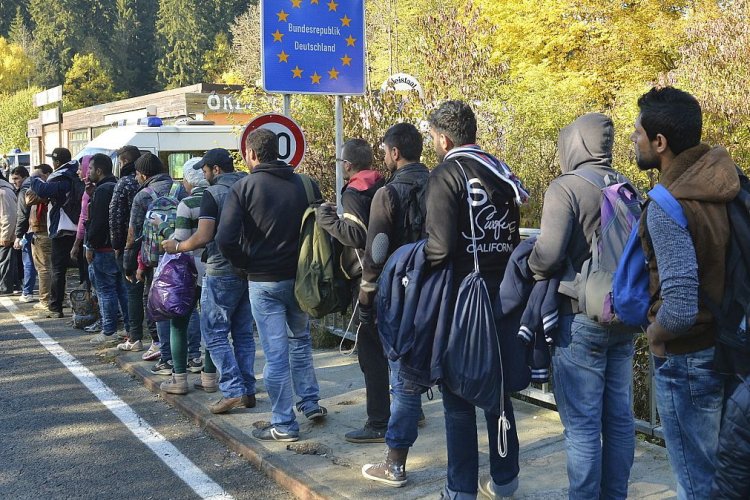 AB, göçe maruz kalan ülkelerin yükünü hafifletmek için 'Dayanışma Havuzu' kurulmasında anlaştı