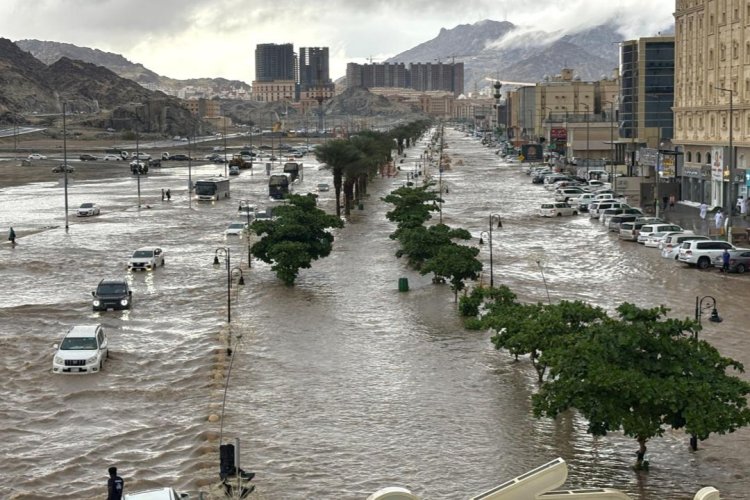 Suudi Arabistan'da şiddetli yağışlar sele yol açtı
