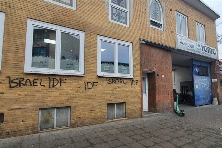 Almanya’da iki camiye düzenlenen saldırıda duvarlara 'İsrail' ve 'IDF' yazıldı