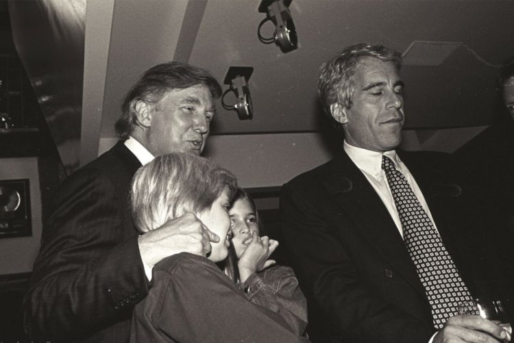 ABD'de, Epstein'in albümünden Başkan Trump'ın da yer aldığı 19 yeni fotoğraf paylaşıldı