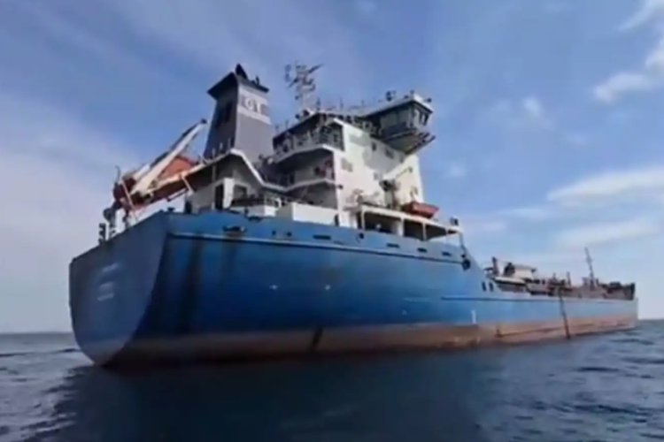 İran, Umman Denizi’nde 6 milyon litre kaçak yakıt taşıyan petrol tankerini durdurdu