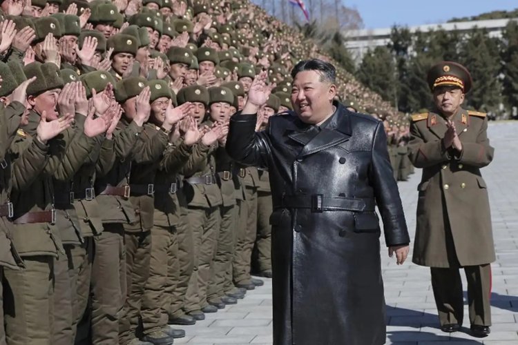 Kim Jong-un, Rusya'daki görevden dönen birliği kabul etti