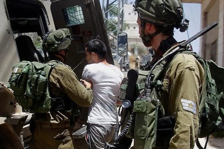 Siyonist İsrail Batı Şeria'da 10 Filistinliyi esir aldı