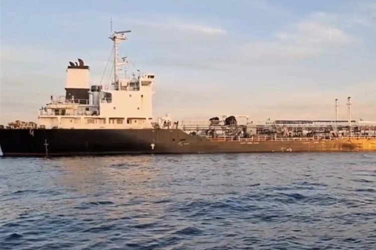 İran, 4 milyon litre kaçak yakıt taşıyan gemiye el koydu