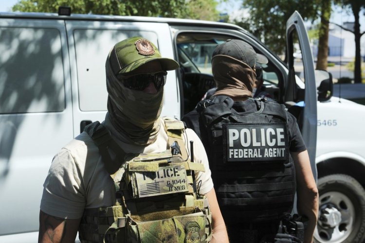 ABD'de ICE memurlarının üzerine doğru araç süren göçmen vurularak yaralandı