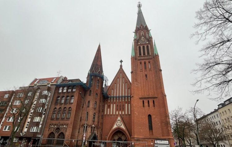 Almanya'da cemaatsiz kalan kiliseler dükkânlara dönüşüyor