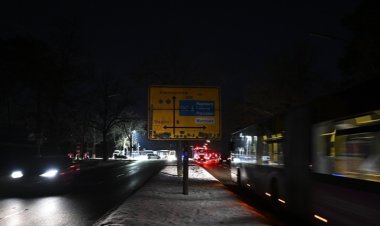 Alman basını, Berlin'de on binlerce kişinin günlerdir elektriksiz bırakılmasını eleştirdi