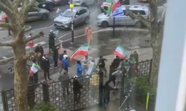 Londra’da Şah yanlısı göstericiler, İran camisinde ibadet edenlere saldırdı