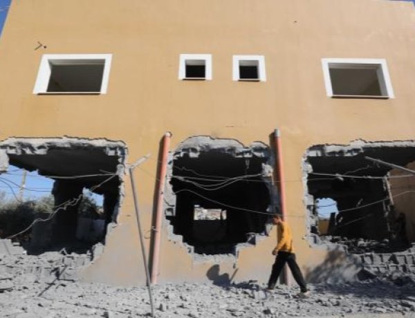 Katil İsrail ordusu, Batı Şeria'da el koyduğu Filistinli ailelerin evlerini askeri karargahlara çevirdi