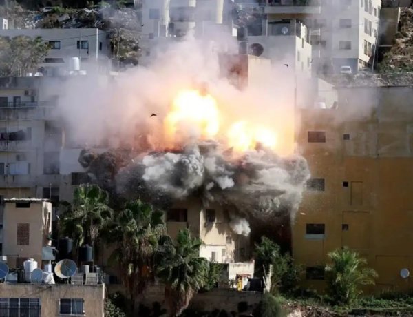 Siyonist İsrail, El Halil'de şehit İmran el-Atraş'ın ailesinin evini yıktı