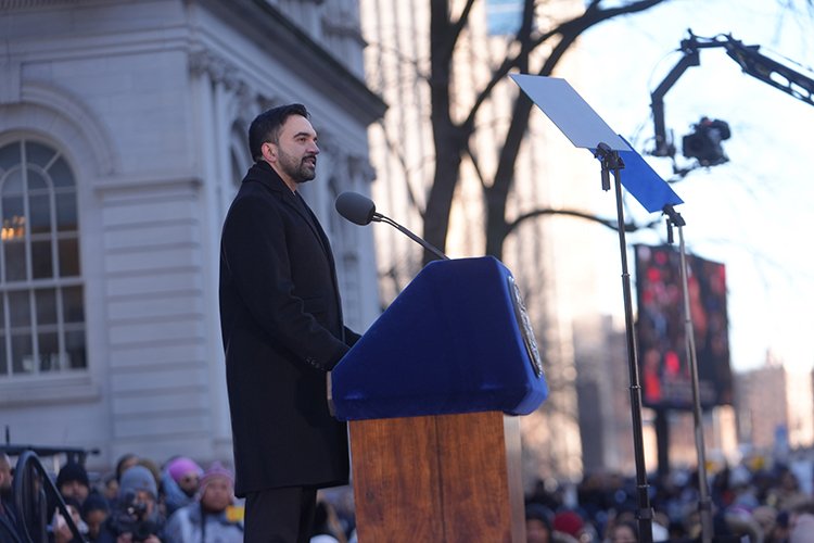 New York'un ilk Müslüman Belediye Başkanı Mamdani, halka açık törende yemin etti