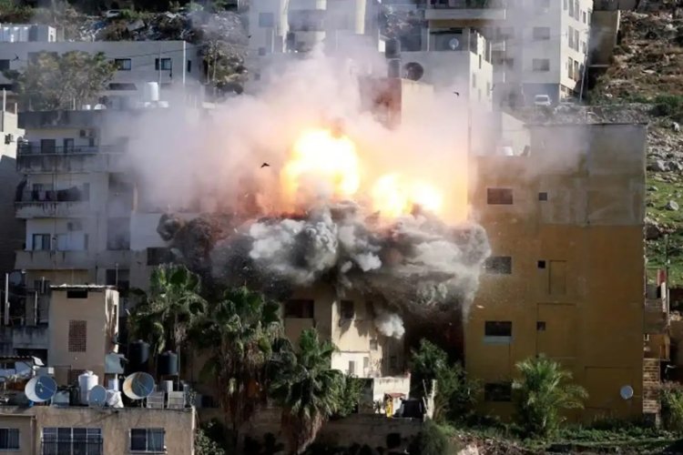 Siyonist İsrail, El Halil'de şehit İmran el-Atraş'ın ailesinin evini yıktı