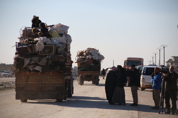 YPG/SDG'nin engellediği sivillerin Deyr Hafir'den kaçışı sürüyor