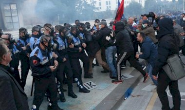 Arnavutluk'ta hükümet karşıtı protestoda gerginlik