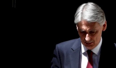 İngiliz kabinesinde istifalar sürüyor