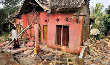 Endonezya'daki 6,8 büyüklüğündeki depremde 5 kişi öldü