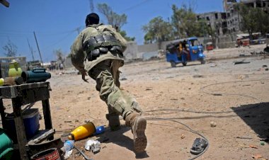 El Şebab, Somali'de bomba yüklü araçlarla askeri üsse saldırdı