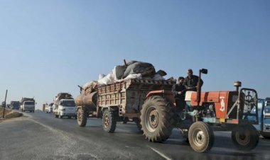 İdlib'den kaçan on binlerce sivil Türkiye sınırına geldi