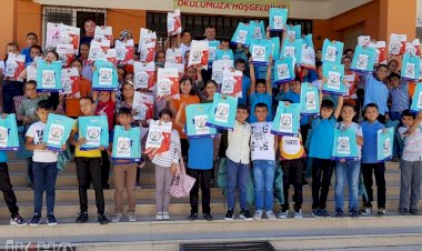 Avrupa Yetim Eli'nden öğrencilere kırtasiye yardımı