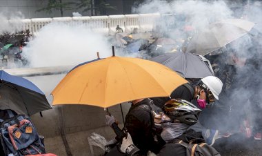 Hong Kong'da karşıt görüşlü protestocular arasında arbede