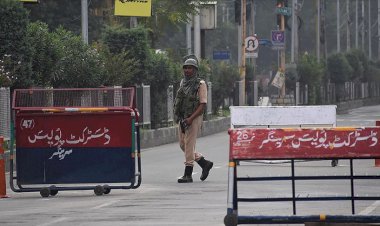 Cammu Keşmirliler tutuklanan yakınlarını görmek için mücadele ediyor