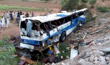 Pakistan'da yolcu otobüsü kaza yaptı: 26 ölü
