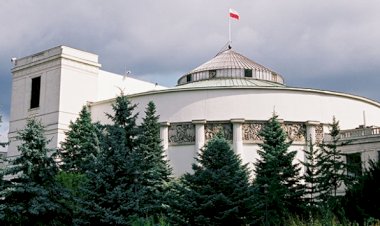 Polonya'da iktidardaki muhafazakarların galip gelmesi bekleniyor