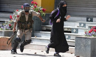 Cammu Keşmir'de gösteri yapan kadınlar gözaltına alındı