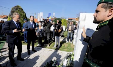 'Bilge Kral' Aliya kabri başında anıldı