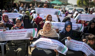 Gazzeli kadınlar İşgalci İsrail'in ablukasını protesto etti