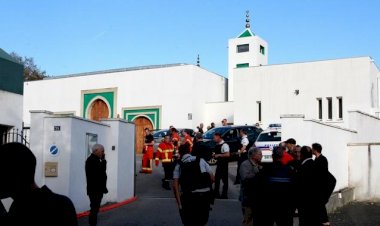 Camiyi yakmaya çalışan aşırı sağcı iki kişiyi yaraladı